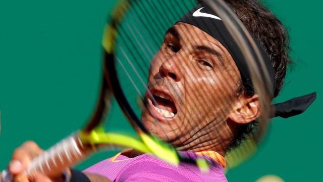 Nadal, golpeando una derecha ante Goffin en Montecarlo.