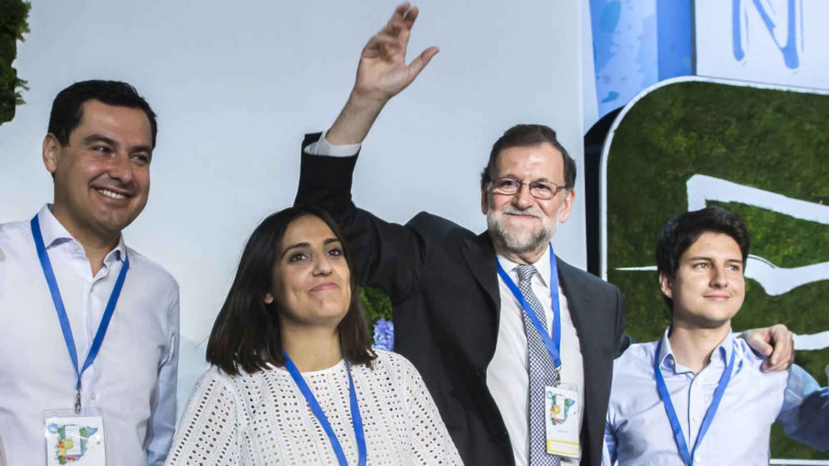 Mariano Rajoy con el presidente de NNGG, Diego Gago, y la presidenta saliente, Beatriz Jurado.