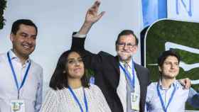 Mariano Rajoy con el presidente de NNGG, Diego Gago, y la presidenta saliente, Beatriz Jurado.