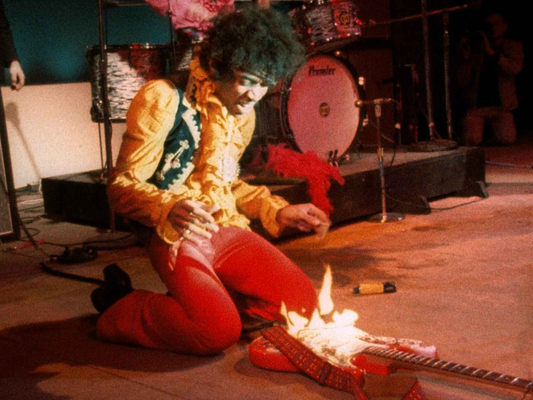 Jimi Hendrix prendre fuego a su guitarra en Monterey en 1967