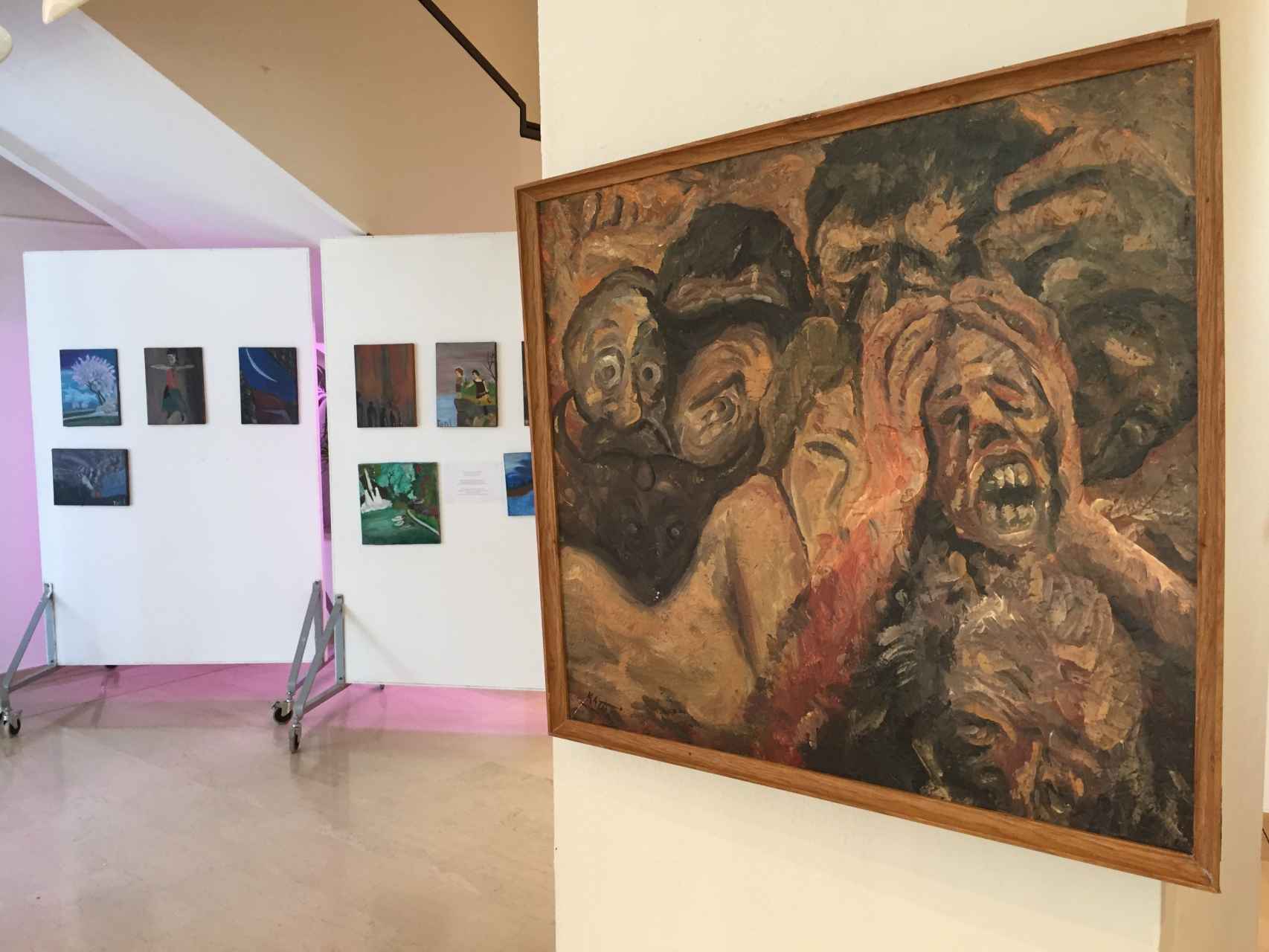 Exposición en Ioanni, con obra de Kawa en primer término.