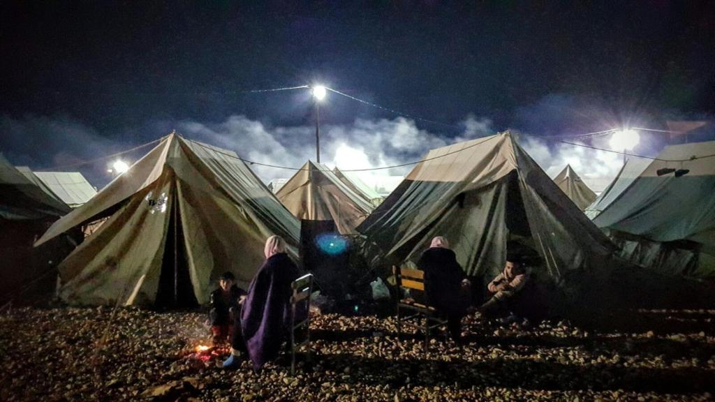 Los migrantes del campo de Katsikas pasando las horas.