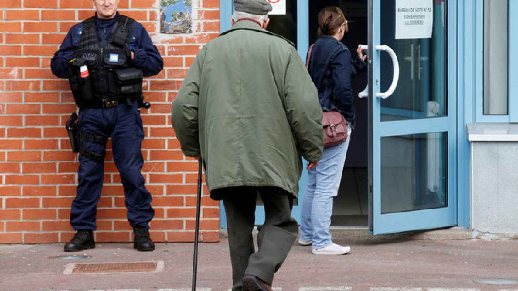 Un agente francés vigila la entrada de uno de los colegios electorales