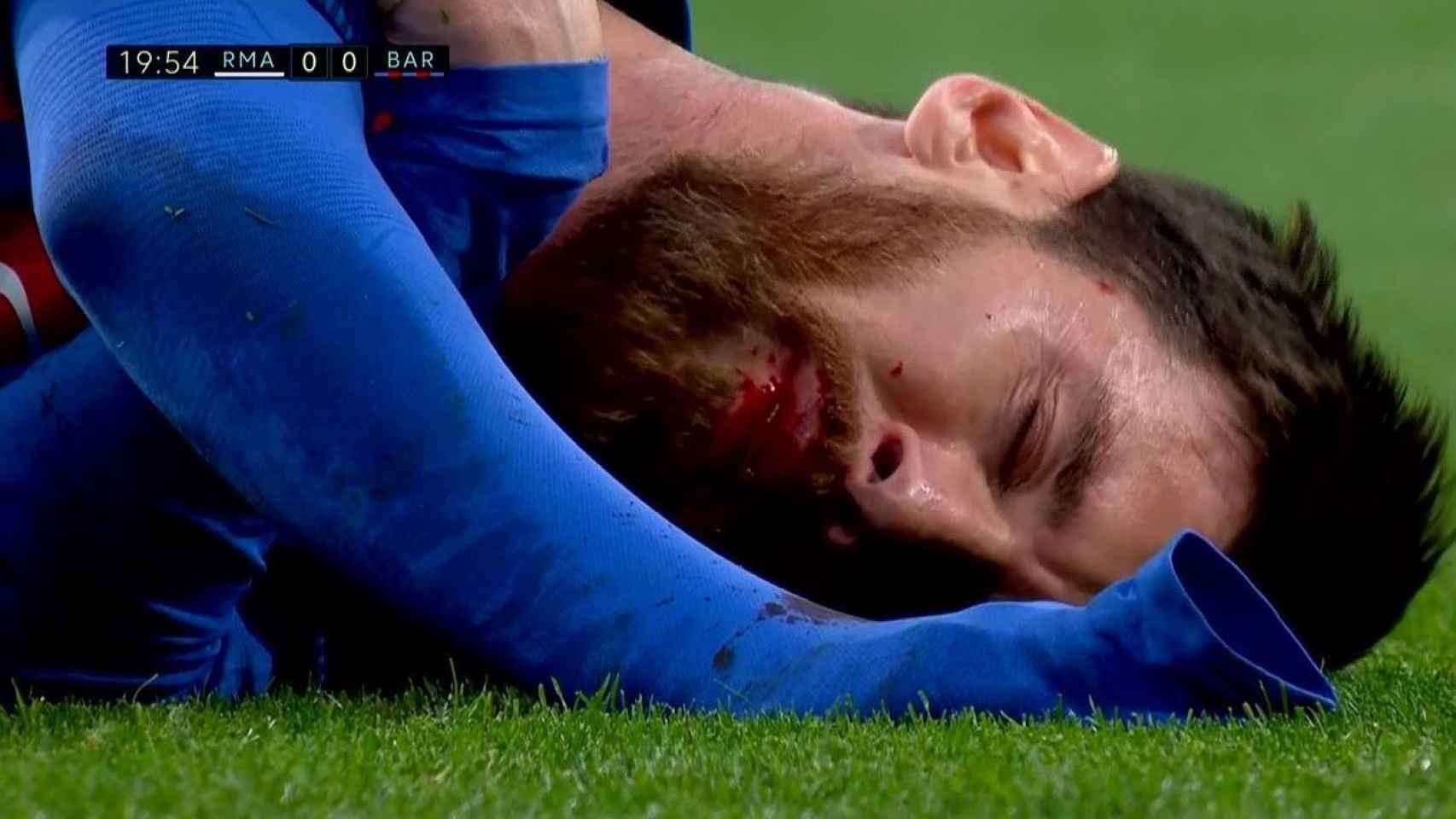 Messi, sobre el suelo tras recibir el impacto de Marcelo.