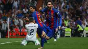 Messi celebra el último gol ante la desesperación de Carvajal.