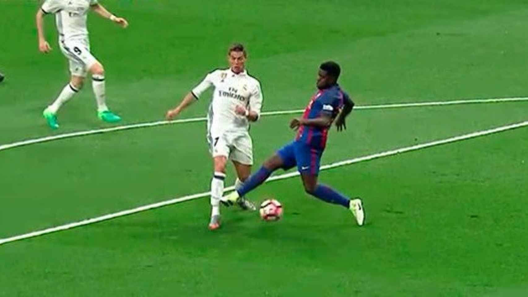 Momento en el que el central galo toca la pierna de Ronaldo.