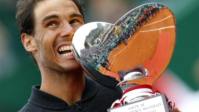 Nadal, mordiendo el título de campeón de Montecarlo.