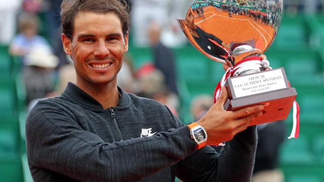 Nadal con su décima copa de campeón en Montecarlo.