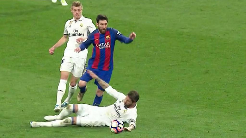 Sergio Ramos entra a Messi durante El Clásico