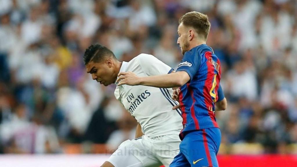 Casemiro se lleva el balón