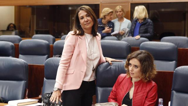 Isabel González, de pie, a su llegada al pleno tras la detención de sus familiares.