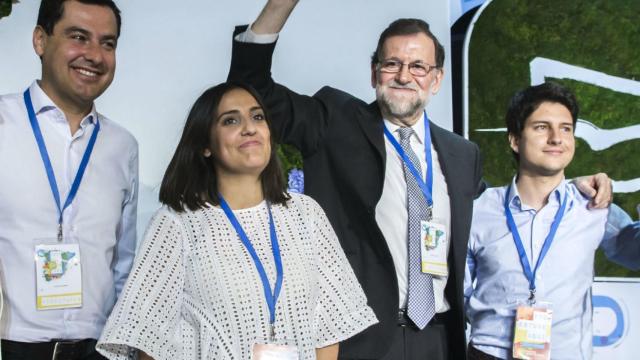 Rajoy, junto al líder del PP-A, Juanma Moreno (i), Diego Gago (d) y Beatriz Jurado (i).
