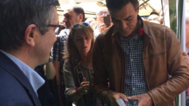 Patxi López dedica su libro a Pedro Sánchez.