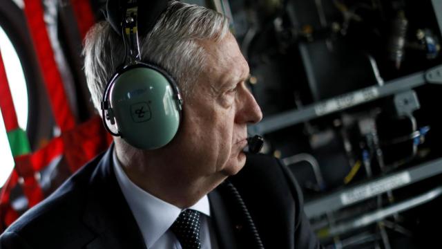 Mattis llega a Kabul en helicóptero.