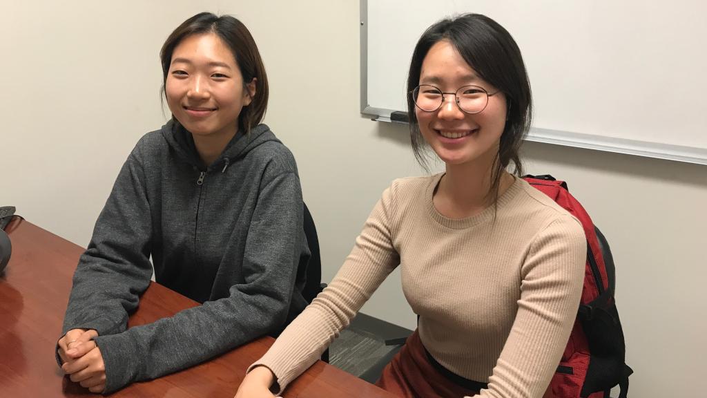 Jihye Kim (i) y Hee Kyun (d) son estudiantes surcoreanas en EEUU.