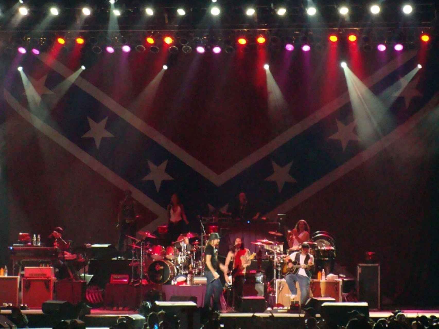 Kid Rock en uno de sus conciertos, con la bandera confederada al fondo.