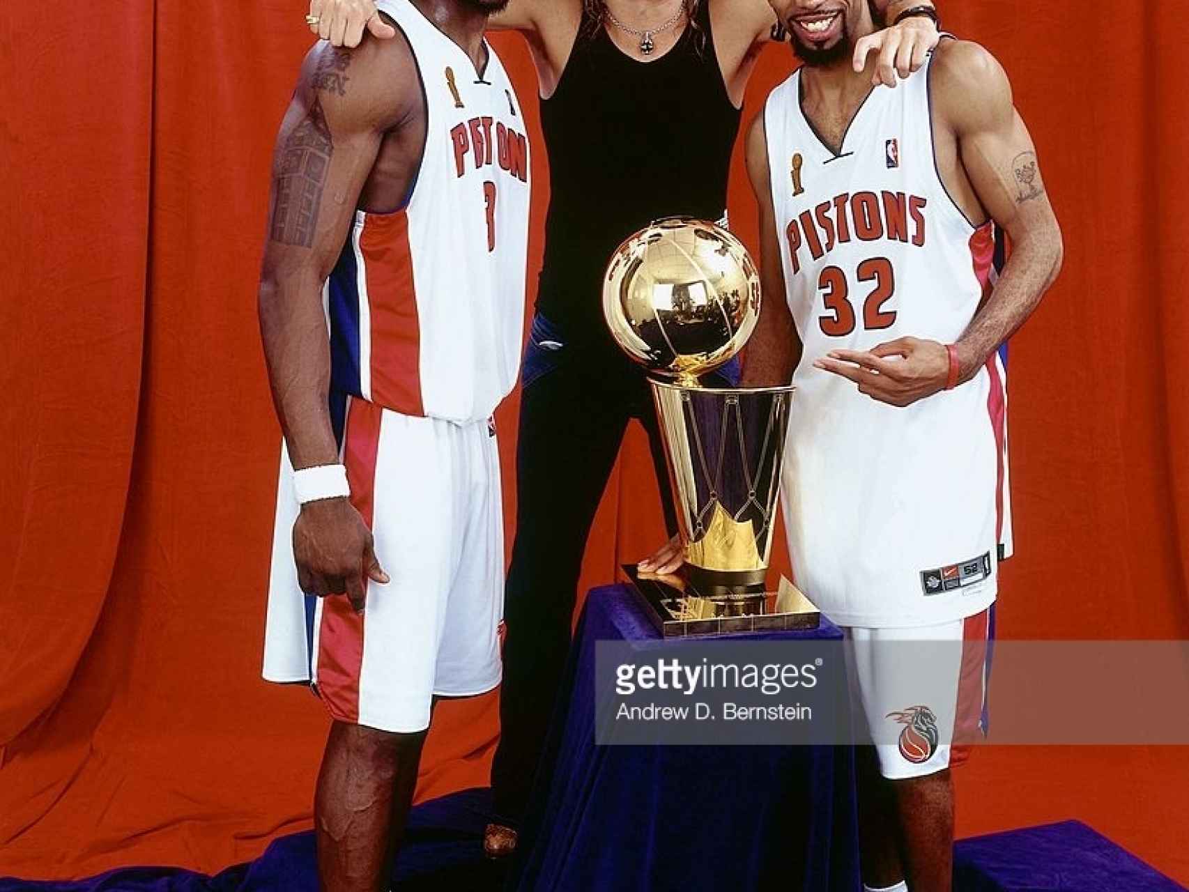 El cantante junto a los jugadores de Detroit Pistons, en la campaña de promoción del equipo.