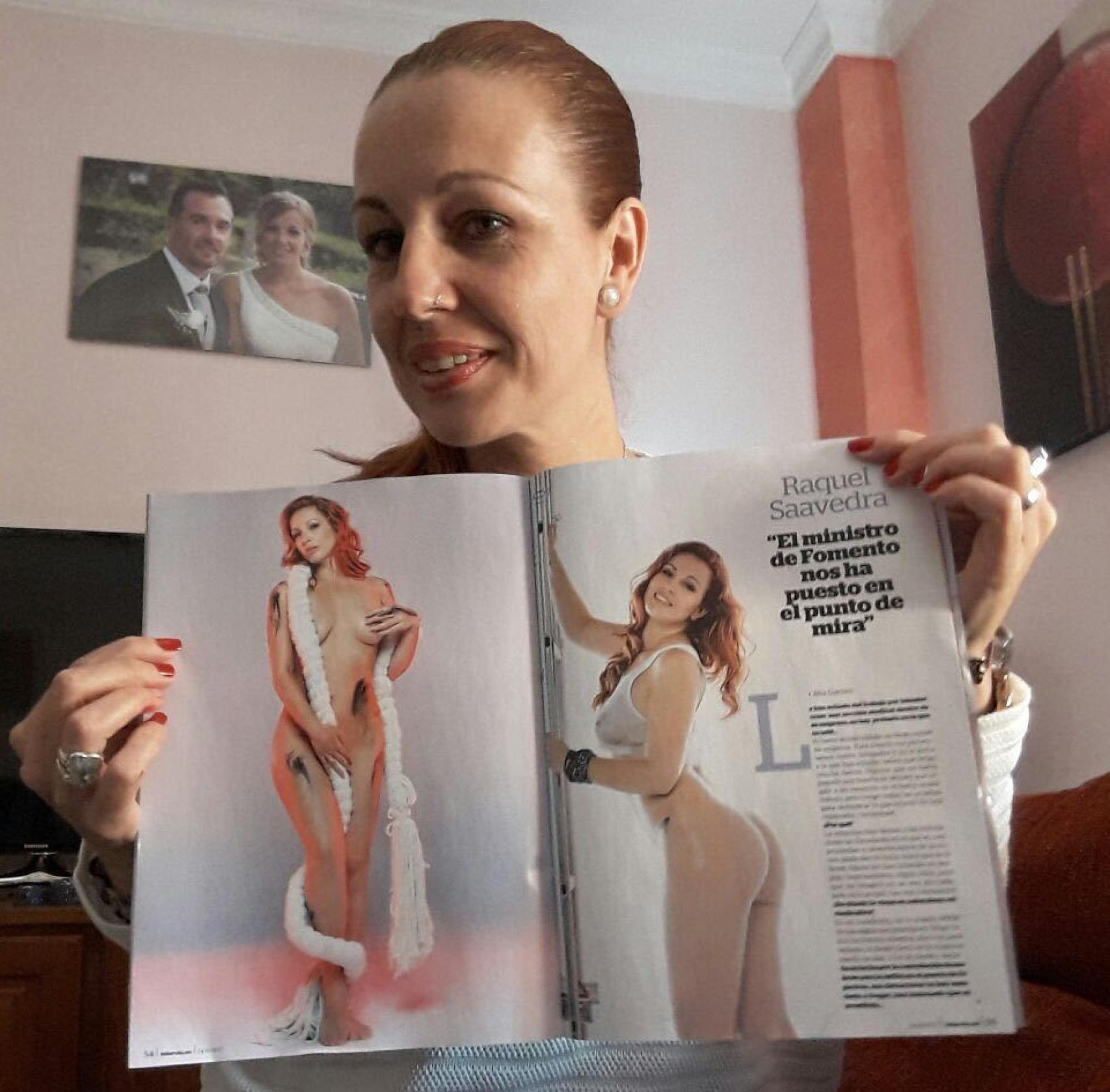 Raquel Saavedra, con la revista Interviú de la que ha sido portada.