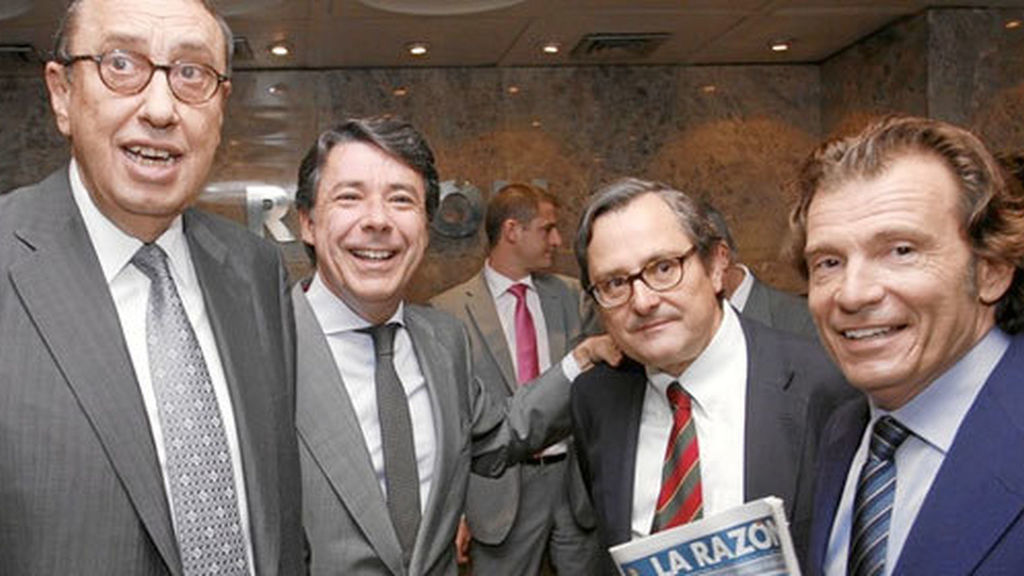 El presidente de La Razón, Casals (izq), y su director, Marhuenda,junto al expresidente de la Comunidad de Madrid, Ignacio González.