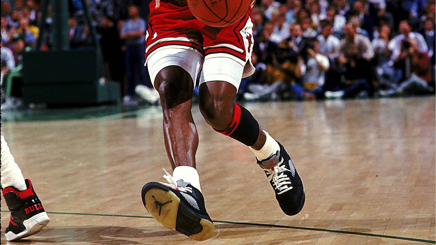 Las zapatillas de Michael Jordan en un partido del deportista en 1990. | Foto: Getty Images.