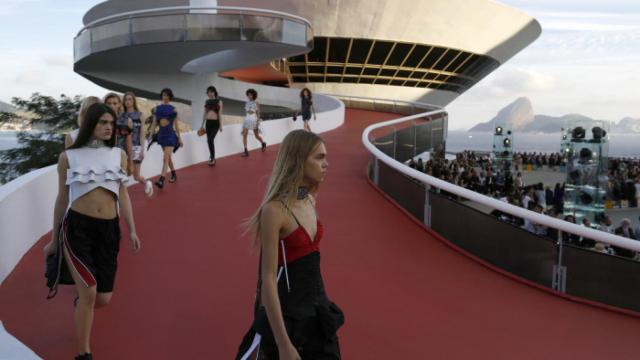 Momento del desfile de la pasada colección Crucero en Río de Janeiro. | Foto: GTRES.