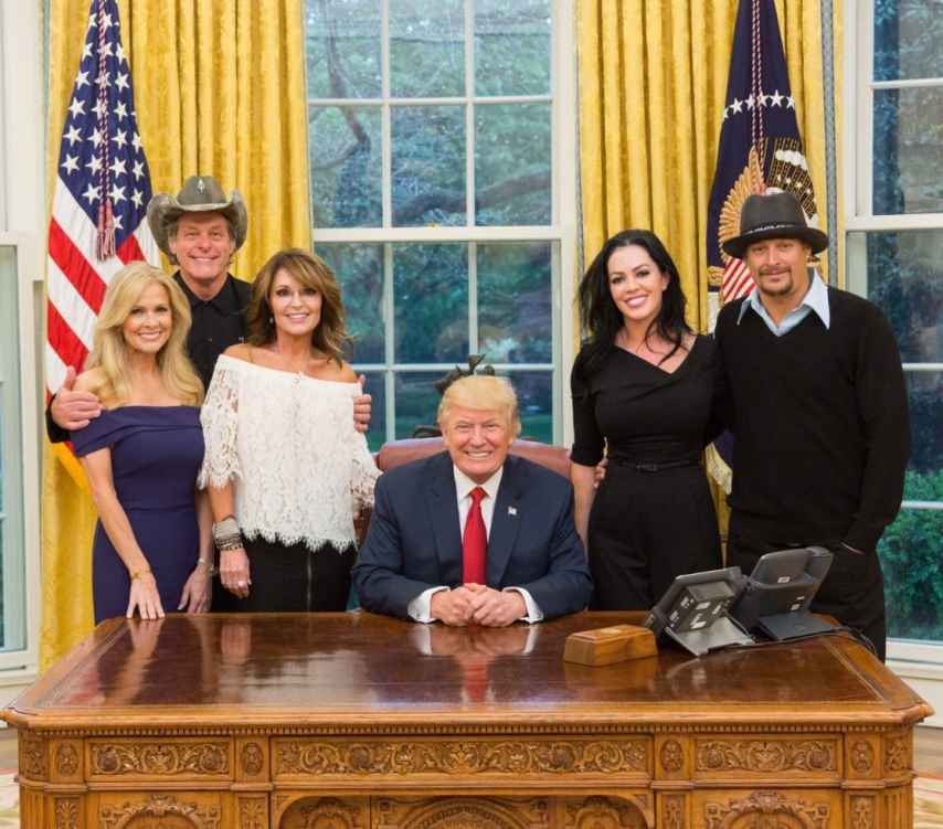 El presidente junto con los músicos Kid Rock y Ted Nugent, además de Sarah Palin.