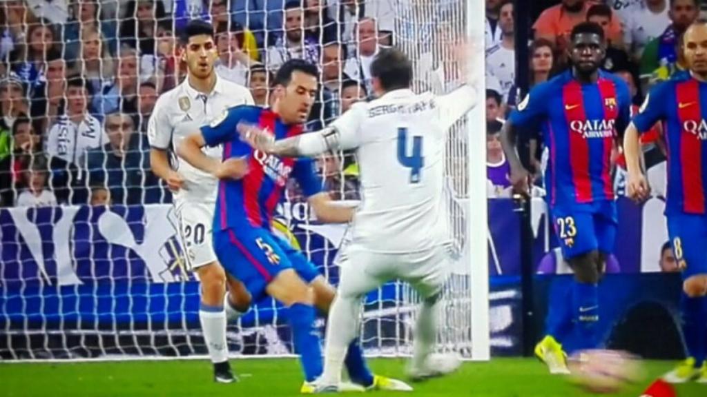 Busquets simula una falta de Ramos