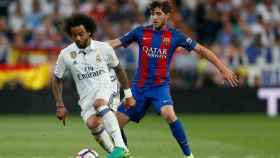 Marcelo protegiendo el balón ante Sergi Roberto
