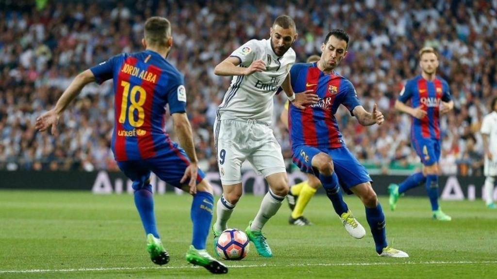 Benzema entre la defensa