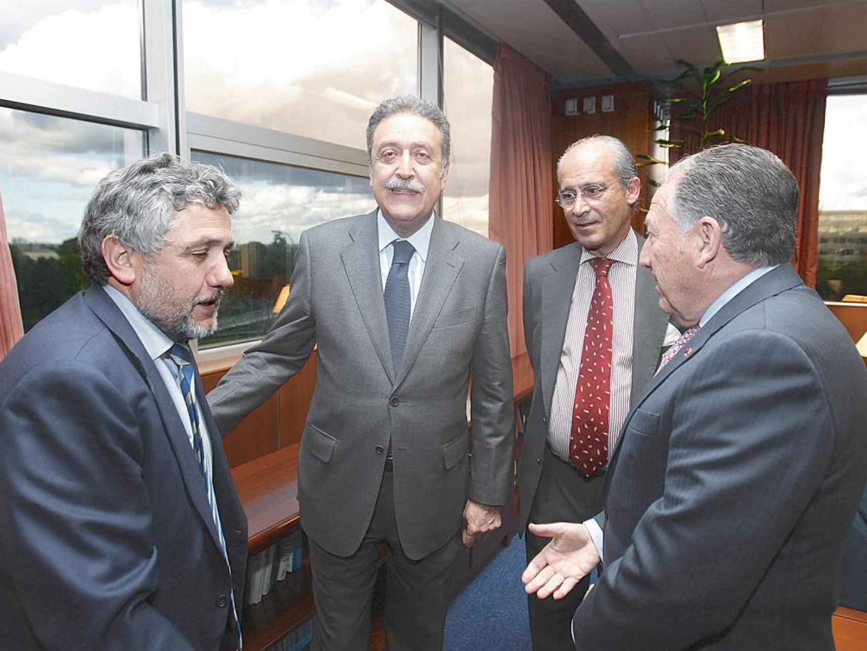 Santiago Barreno, presidente del consejo de administración de La Razón, en el centro de la imagen.