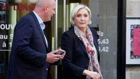 Le Pen y su guardaespaldas.