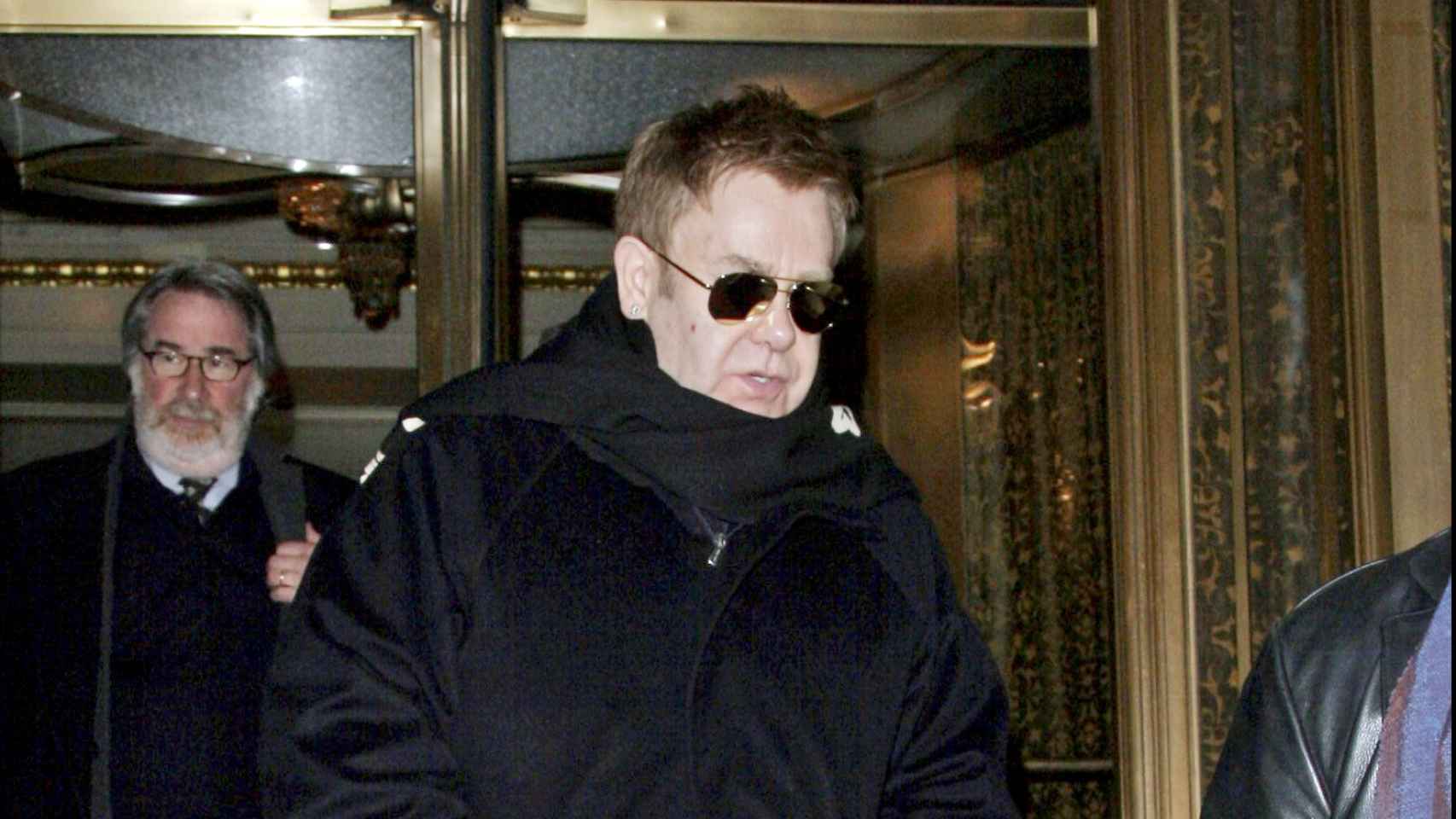 Elton John permaneció dos noches en la unidad de cuidados intensivos por la  infección contraída.