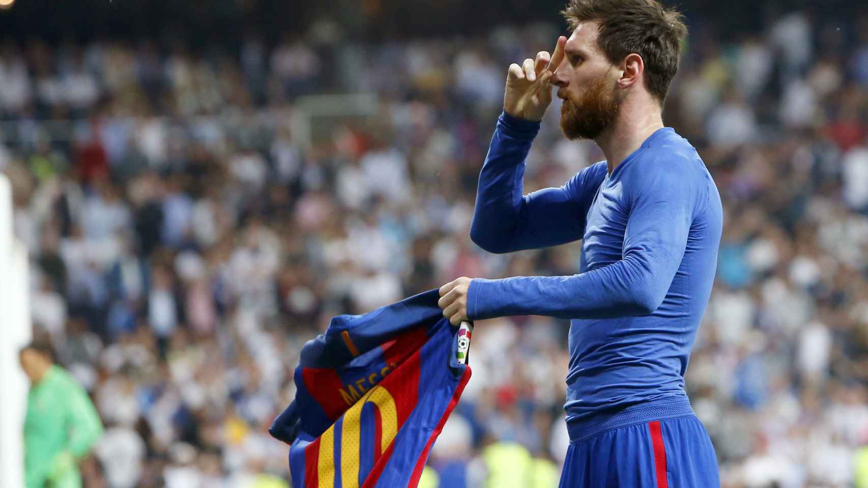 El momento en que Messi sostiene su camiseta solo con una mano