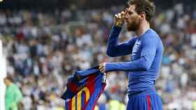 El momento en que Messi sostiene su camiseta solo con una mano