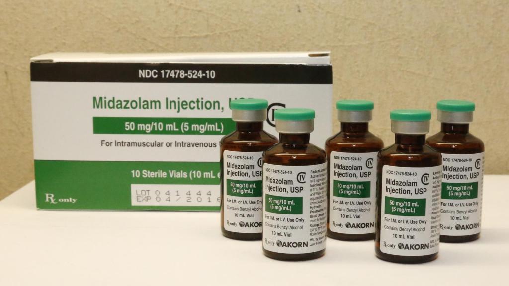 Viales de solución inyectable de midazolam.