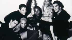 Madonna con sus bailarines en un fotograma del documental Bailando con Madonna.