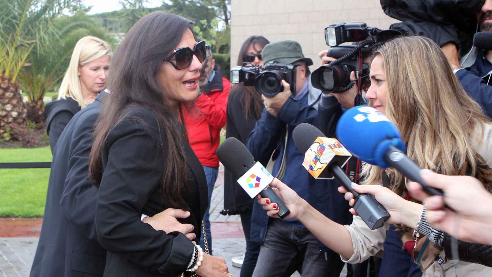 Concha Azuara y la presentadora Anne Igartiburu durante el tanatorio de Sebastián Palomo Linares en Tres Cantos .