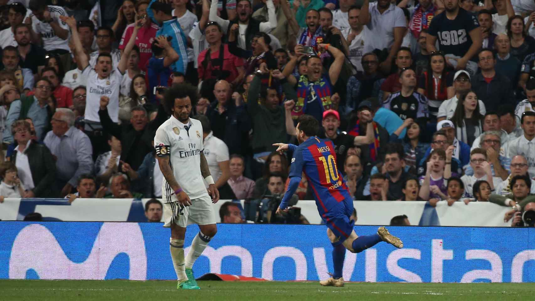Leo Messi celebra su segundo gol con los aficionados culés presentes en el Bernabéu.