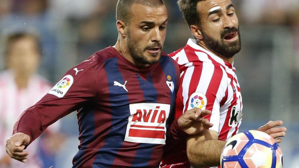 Pedro León en un lance del juego este lunes ante el Athletic.