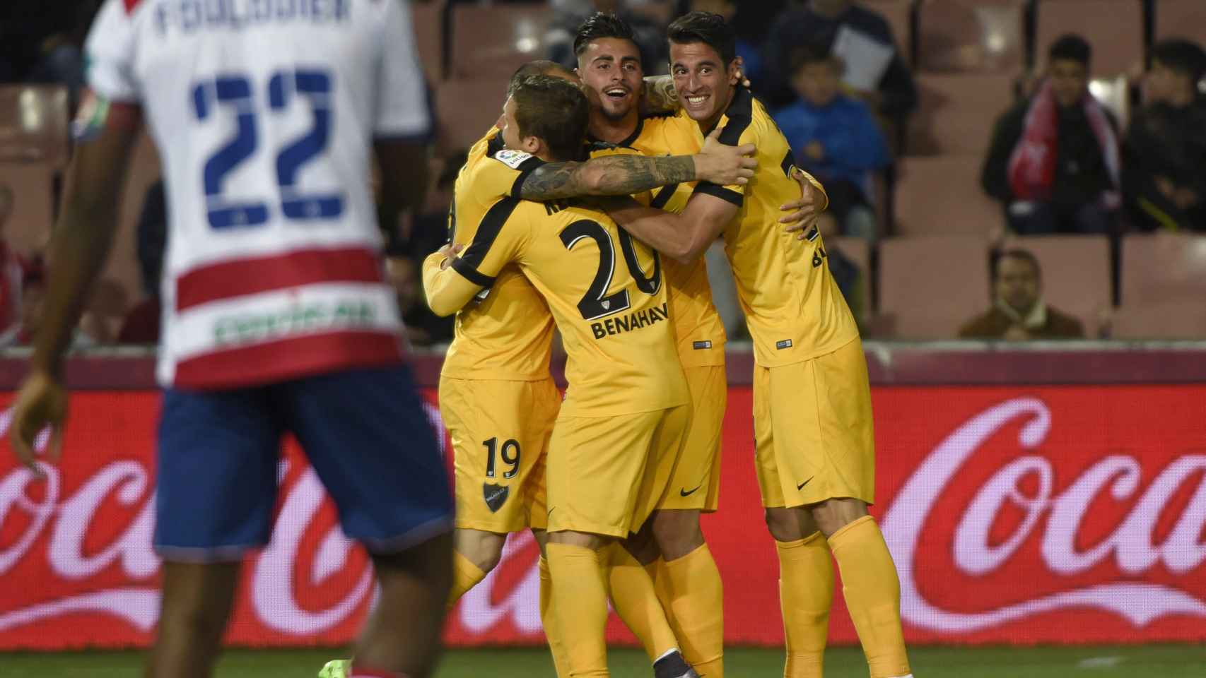 Los jugadores del Málaga celebran el primer tanto de Sandro.
