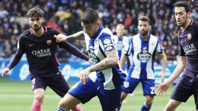 Joselu, ante el Barcelona. Foto: Twitter (@RCDeportivo)