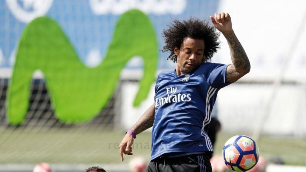 Marcelo controla un balón