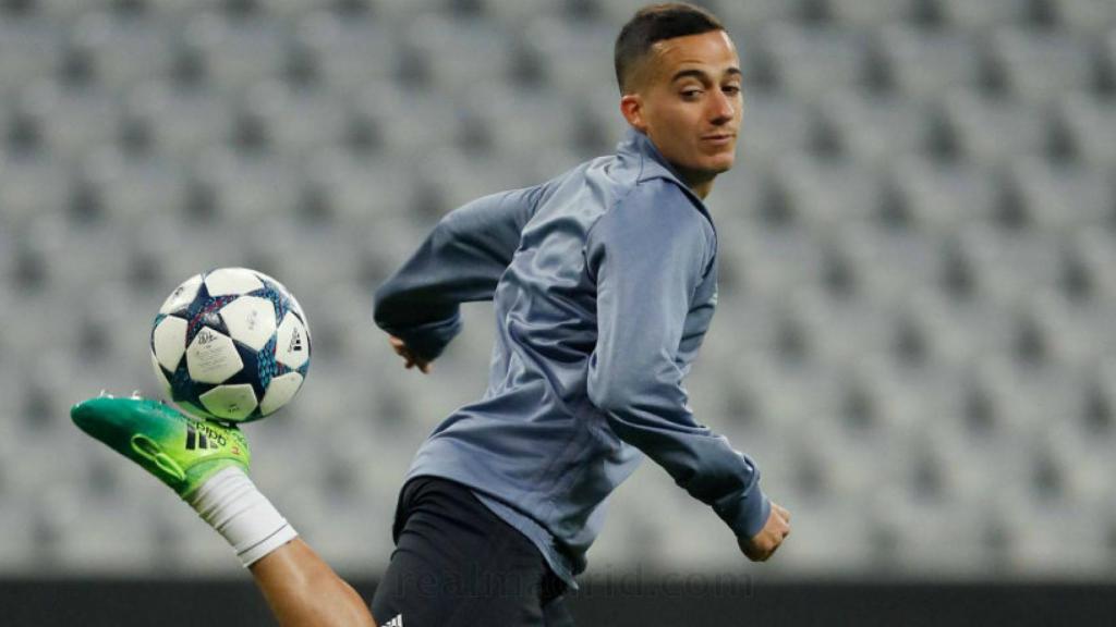 Lucas controla un balón