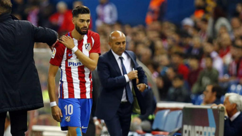 Carrasco se retira del Calderón con una lesión en la clavicula. Foto. Twitter (@Atleti)