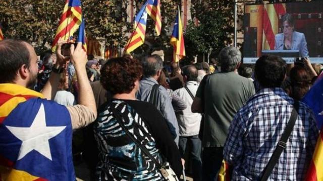 Manifestantes con banderas 'estelades' siguen un debate sobre la independencia.