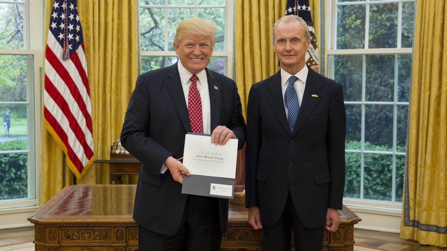 Donald Trump y Pedro Morenés recogiendo sus credenciales de embajador en el Despacho Oval