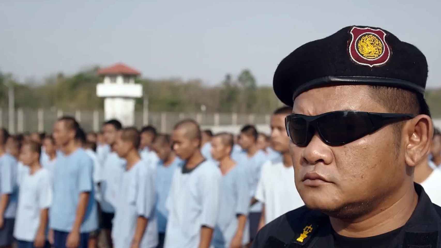 Un militar vigila a los presos antes del comienzo de los entrenamientos.