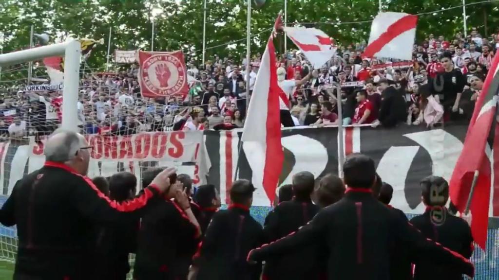 Los bukaneros cantando 'La vida pirata' con los benjamines del Rayo.