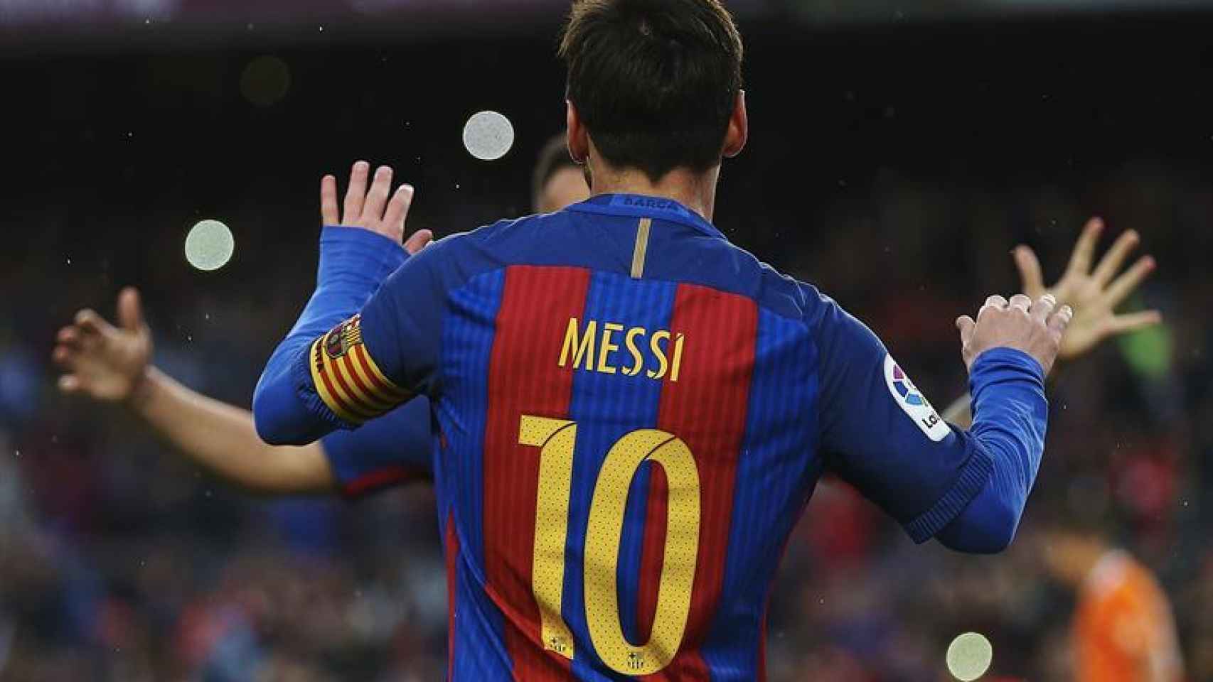 Messi celebra un gol junto a Arda Turan.