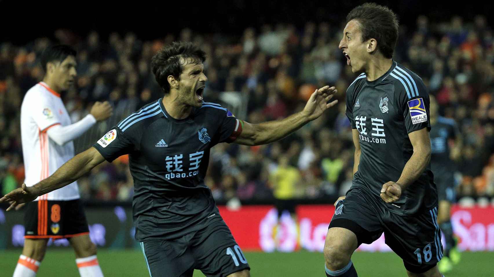 Xabi Prieto celebra con Oyarzabal un gol en Mestalla.